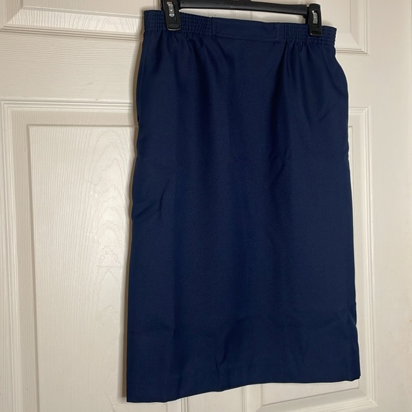 NWT Alfred Dunner® Classics Cinch Waist Midi Skirt with Slant Pockets
Color Navy - Picture 1 of 6